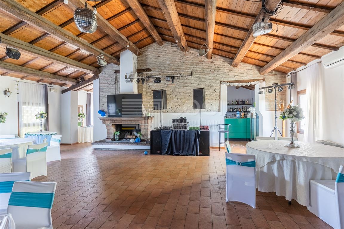 IMOLA - PIRATELLO: CASOLARE CON SPAZI RICETTIVI E AREA ESTERNA PRIVATA