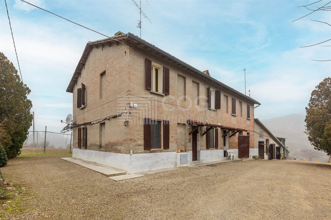 PODERE CON 6 ETTARI E BACINO D’ACQUA PRIVATO