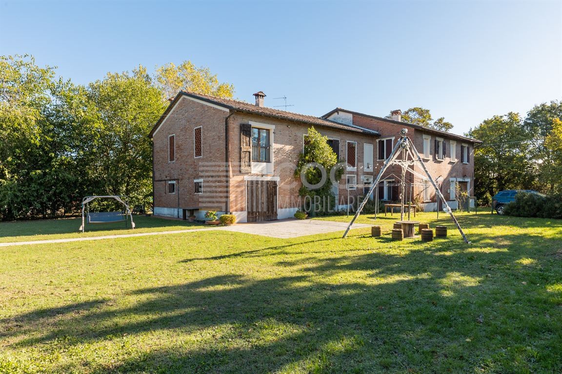 CASOLARE INDIPENDENTE IMMERSO NEL VERDE AD IMOLA, ZONA PIRATELLO