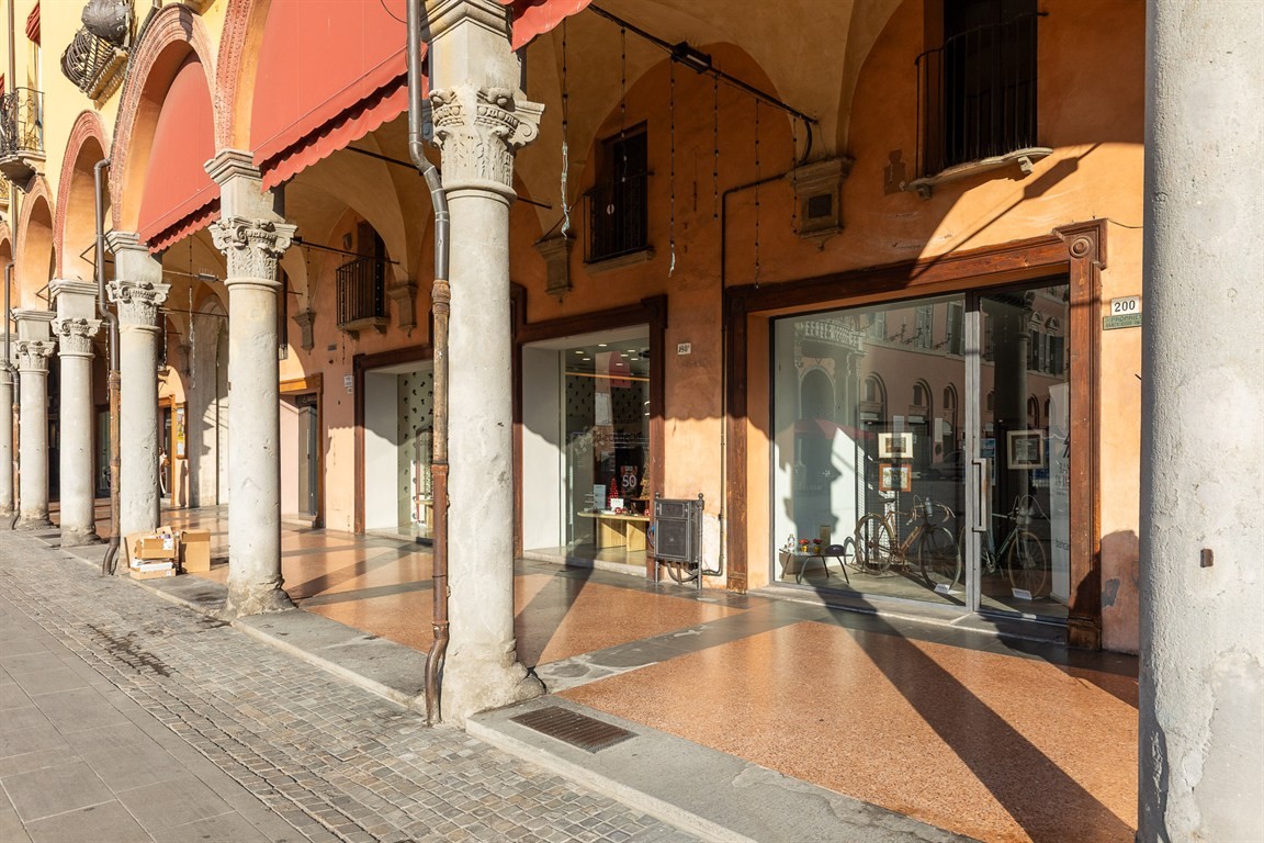 NEGOZIO DI PRESTIGIO NEL CUORE DI IMOLA