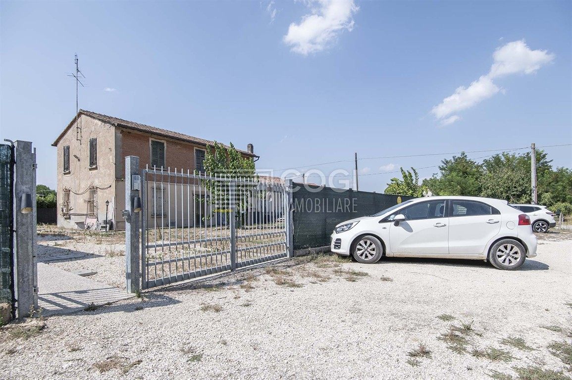 Rustico da ristrutturare nelle campagne di Solarolo
