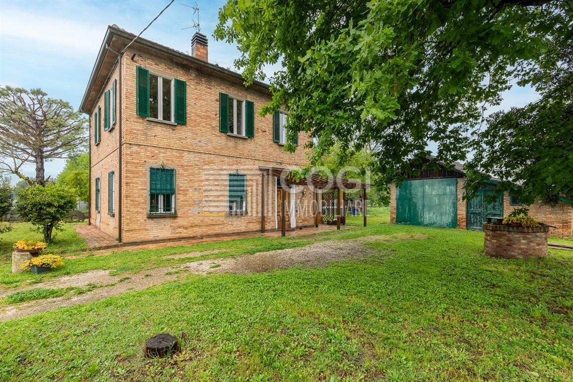 VILLA  di CAMPAGNA  INDIPENDENTE  con ampio GIARDINO EDIFICABILE a Fusignano