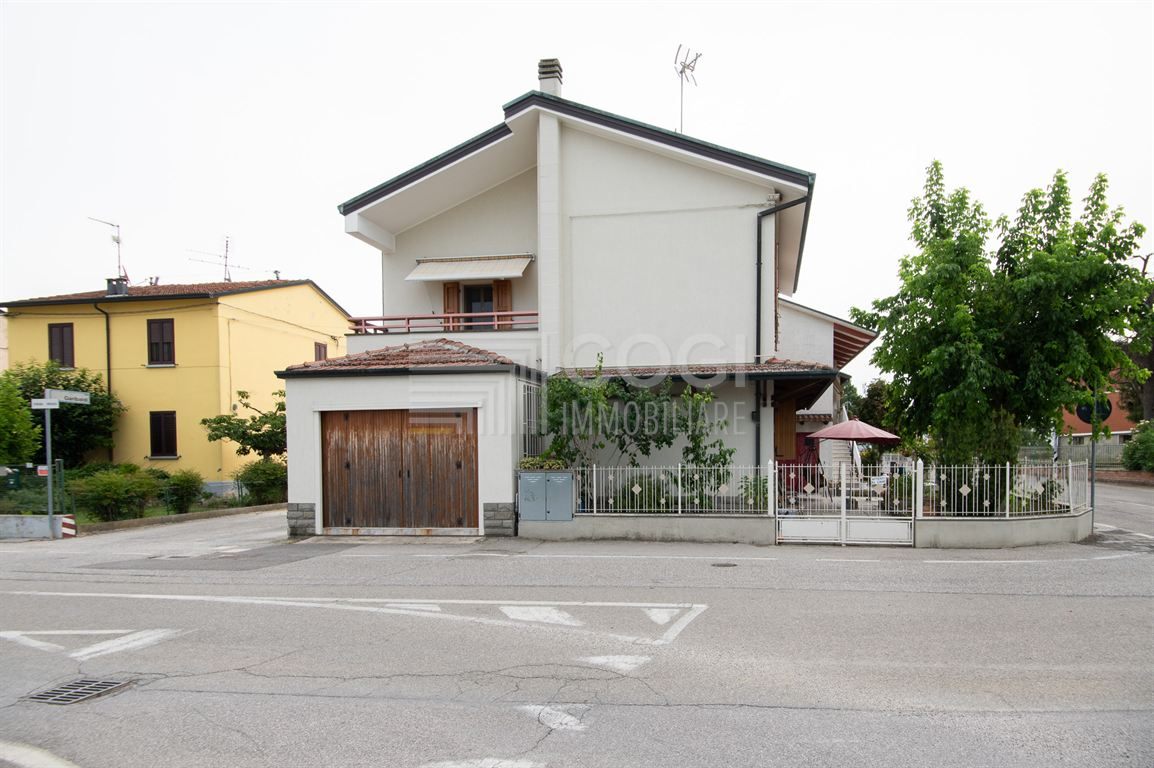 BAGNARA DI ROMAGNA: SOLUZIONE INDIPENDENTE CON CORTE PRIVATA E GARAGE