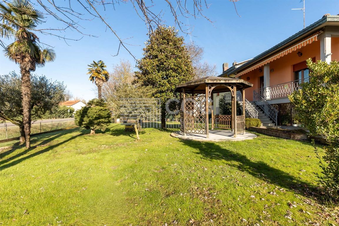 Villa indipendente con annesso capannone e area cortiliva di 1500mq