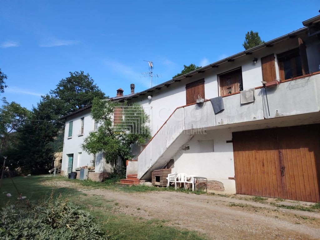 AMPIA PROPRIETA' IMMERSA NEL VERDE IN ZONA VALSELLUSTRA