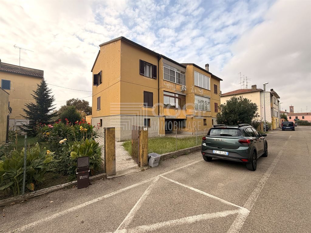 Luminoso appartamento al primo piano con balcone, garage e cantina