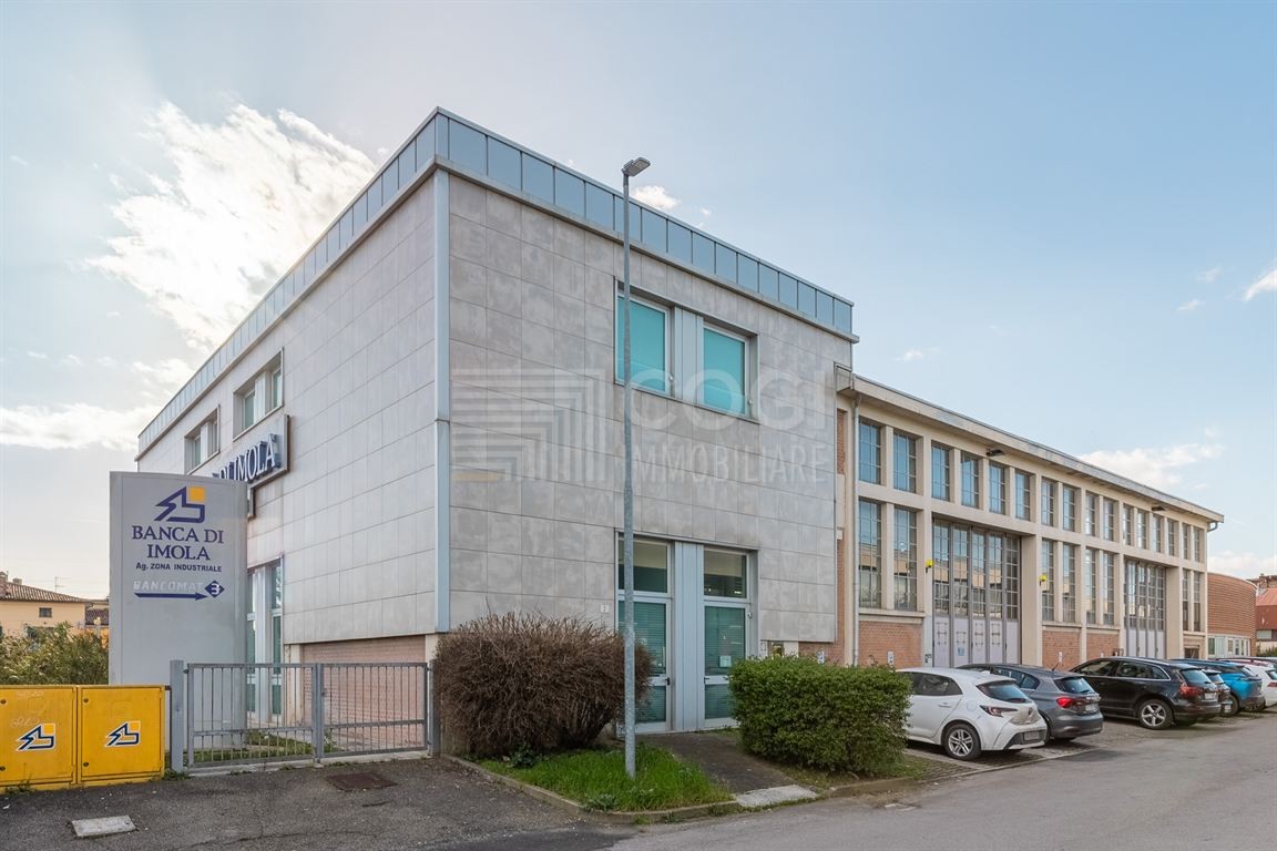 IMOLA: AMPIO UFFICIO IN POSIZIONE STRATEGICA E DI ALTA' VISIBILITA'